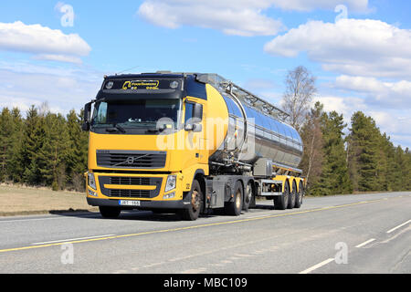 LIETO, Finnland - 13. MAI 2017: Gelb Volvo FH semi Tanker für Essen Verkehr auf der Autobahn 10 an einem schönen Frühlingstag im Süden Finnlands. Stockfoto