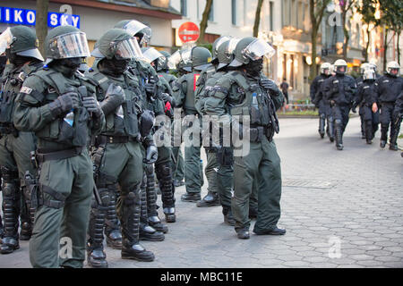 Eine Beweissicherungs- und Festnahmeeinheit der Polizei Baden-Württemberg im Einsatz 5/6 des G20-Gipfels in Hamburg Stockfoto