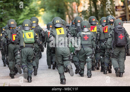 Eine Beweissicherungs- und Festnahmeeinheit der Polizei Baden-Württemberg im Einsatz 5/6 des G20-Gipfels in Hamburg Stockfoto