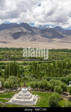 Weiße Stupa in der Nähe von Shey Kloster, Bäumen und Vegetation der Indus Tal Aue; dürren Berge von stok Reichweite und höchste aller Stok Kangri Stockfoto