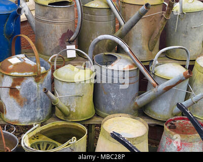 Alte galvanisch verzinktem Metall garten Gießkannen für den Verkauf in Reklamation Hof, Garten Klassiker, Ashwell, Rutland, England, Großbritannien Stockfoto