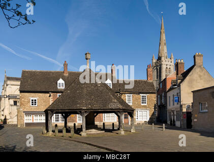 Die alte Butter Kreuz, Oakham School Gebäude und Turm von Allerheiligen Kirche aus dem Markt, Oakham, Rutland, England, UK gesehen. Stockfoto