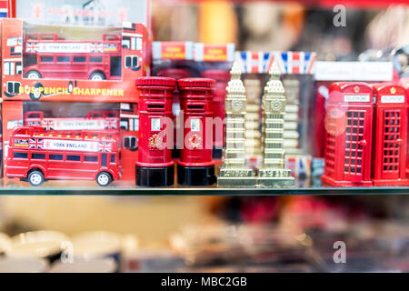 Ein Londoner Souvenir shop anzeigen Britische Andenken einschliesslich die Londoner Busse, britischen roten Briefkästen, Big Ben Ornamente und roten Britische Telefonzellen Stockfoto
