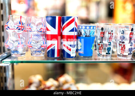 Ein Londoner Souvenir shop Deutsch angezeigte Shot Gläser mit der Union Jack, Ruhig bleiben und weitermachen und beefeater und London Tower Guards auf Th gedruckt Stockfoto