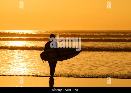 Surfen Sonnenuntergang am Fistral Beach, Newquay, Cornwall, England, Großbritannien, Großbritannien. Stockfoto
