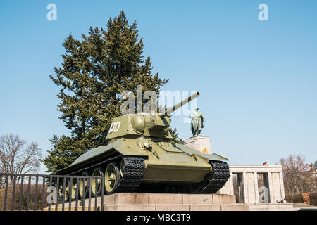 Berlin, Deutschland - April 2018: Tank am Sowjetischen Ehrenmal (Tiergarten), Berlin, Deutschland Stockfoto
