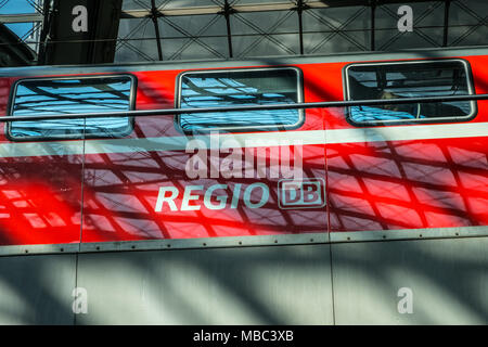 Berlin, Deutschland - April 2018: Rot Regional Express (Regio) auf der Plattform der Berliner Hauptbahnhof (Berlin Hauptbahnhof) Berlin, Deutschland Stockfoto