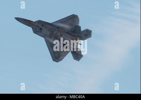 Eine Luftwaffe F-22 Raptor auf die 3 Flügel zugeordnet fliegt über Joint Base Elmendorf-Richardson, Alaska, 13.02.2018. Die F-22 Raptor ist der US-Air Force premium der fünften Generation fighter Asset. (U.S. Air Force Stockfoto