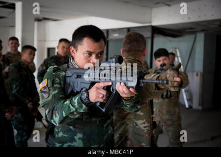 Royal Thai Army Soldaten mit 2Nd Battalion, 3. Marine Regiment, und der US-Armee Soldaten von Delta Unternehmen, 1.Bataillon, 21 Infanterie Bataillon, 2 Infantry Brigade Combat Team, 25 Infanterie Division, Durchführung militärischer Operationen in urbanem Gelände während der Übung Cobra Gold 2018 auf Lager Freundschaft in Korat, Königreich Thailand, 13.02.2018. Die US-Armee ist das Tragen eines experimentellen Jungle Combat Uniform für die Dauer der Übung. Cobra Gold, in seiner 37. Iteration, ist entworfen, um die regionale Sicherheit zu fördern und wirksame Antworten auf regionale Krisen sicherzustellen, indem eine Robus Stockfoto