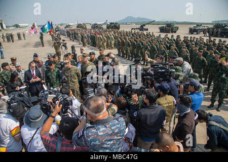 Us-Botschafter in Thailand Glyn Davies, Gen. Thanchaiyan Srisuwan, Chef der Streitkräfte in Thailand und US Marine Corps Generalleutnant Lawrence D. Nicholson, Kommandierender General, III Marine Expeditionary Force, Adresse der Medien während der Eröffnungsfeier von Cobra Gold 18, an U-Tapao International Airport, Ban Chang Bezirk, Provinz Rayong, Thailand, 13.02.2018. Cobra Gold 18 ist eine jährliche Übung im Königreich Thailand durchgeführt und läuft vom 13-23 Februar mit sieben voll teilnehmenden Nationen. (U.S. Marine Corps Stockfoto