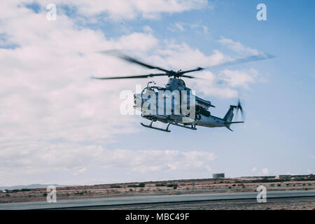 Ein Bell AH-1Z Viper nimmt sie an der Air Combat Element Landeplatz an der Marine Corps Air Ground Combat Center, Twentynine Palms, Calif., 13.02.2018, als Teil der integrierten Übung 2-18. Der Zweck von ITX ist eine anspruchsvolle, realistische Umgebung, produziert combat ready"-Kräfte, die als integrierte Magtf zu erstellen. (U.S. Marine Corps Stockfoto