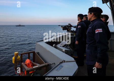 Schwarzes Meer (13. Februar 2018) Royal Navy Officers monitor Navigation Bohrer von der Brücke Flügel der Standing NATO Maritime Group 2 (Snmg 2) Flaggschiff HMS Duncan während einer Übung vorbei mit der Bulgarischen Marine in das Schwarze Meer. Die NATO Stockfoto