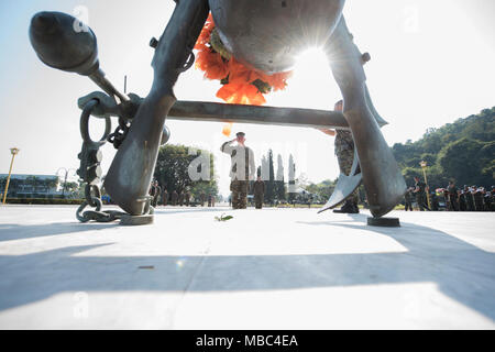 Us Marine Corps Generalleutnant Lawrence Nicholson, Kommandierender General, III Marine Expeditionary Force, begrüßt die Königlich Thailändische Marine Memorial nach Auftragserteilung einen Kranz am Sockel des Denkmals in Sattahip, Provinz Chonburi, Thailand, 14.02.2018. Nicholson besucht die Königlich Thailändische Marine Hauptquartier während der 37 Wiederholung der Übung Cobra Gold 2018. Cobra Gold 2018 ist ein Thai-US-Co - gefördert, dass die langjährige Freundschaft zwischen Thailand und der amerikanischen Bevölkerung im Königreich Thailand durchgeführt von Feb.13-23 mit sieben voll teilnehmenden Nationen darstellt. (U.S. Luft für Stockfoto