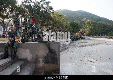 Mitglieder der Königlich Thailändischen Marine Corps zeremoniellen drill Team warten auf Aufträge einer Bildung für eine Kranzniederlegung Zeremonie an die Königlich Thailändische Marine Corps Memorial in Sattahip, Provinz Chonburi, Thailand, 14.02.2018. Die kranzniederlegung Zeremonie während der Übung Cobra Gold 2018 passiert ist und wurde von der US Marine Corps Generalleutnant Lawrence Nicholson, Kommandierender General, III Marine Expeditionary Force besucht. Cobra Gold 2018 ist ein Thai-US-co-gesponsert Übung, stellt die langjährige Freundschaft zwischen Thailand und der amerikanischen Bevölkerung im Königreich Thailand durchgeführt von Feb.13-23 w gehalten Stockfoto