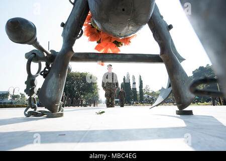 Us Marine Corps Generalleutnant Lawrence Nicholson, Kommandierender General, III Marine Expeditionary Force, steht vor der Königlich Thailändischen Marine Memorial nach Auftragserteilung einen Kranz am Sockel des Denkmals in Sattahip, Provinz Chonburi, Thailand, 14.02.2018. Cobra Gold 18 ist ein Thai-US-Co - gefördert, dass die langjährige Freundschaft zwischen der thailändischen und der amerikanischen Bevölkerung repräsentiert. Übung Cobra Gold 2018 ist eine jährliche Übung im Königreich Thailand durchgeführt wurde von Feb.13-23 mit sieben voll teilnehmenden Nationen. (U.S. Air Force Stockfoto