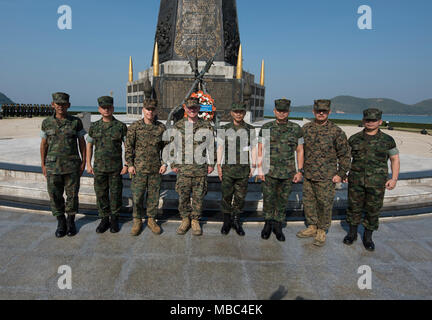 Us Marine Corps Generalleutnant Lawrence Nicholson, Kommandierender General, III Marine Expeditionary Force, und seinen Mitarbeitern, posieren für ein Gruppenfoto mit Royal Thai Marine Befehl Führung an die Königlich Thailändische Marine Corps Memorial Denkmal in Sattahip, Provinz Chonburi, Thailand, 14.02.2018. Nicholson besucht die Königlich Thailändische Marine Hauptquartier während der 37 Wiederholung der Übung Cobra Gold 2018. Cobra Gold ist ein Thai-US-Co - gefördert, dass die langjährige Freundschaft zwischen Thailand und der amerikanischen Bevölkerung im Königreich Thailand durchgeführt von Feb.13-23 mit sieben volle statt repräsentiert Stockfoto