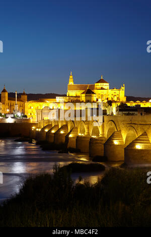 Die römische Brücke über den Fluss Guadalquivir und die Moschee Kathedrale von Córdoba, Andalusien, Spanien Stockfoto