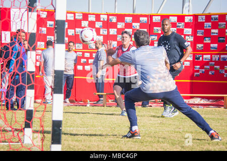 Us Air Force Brig. Gen. Jason R. Armagost (links), der Kommandant der 379 Air Expeditionary Wing, spielt Fußball mit Qatar Air Force des Emirs und USAF Führung während Qatar National Sport Tag im Al Udeid Air Base, Katar, 13.02.2018. Wettbewerber an mehreren Veranstaltungen während des ganzen Tages wie Volleyball, Fußball, Basketball und Schiene. Der Urlaub begann 2011 nach Emir Scheich Tamim Bin Hamad Al Thani die Ferien zu einem gesunden und aktiven Lebensstil zu fördern. (U.S. Air National Guard Stockfoto