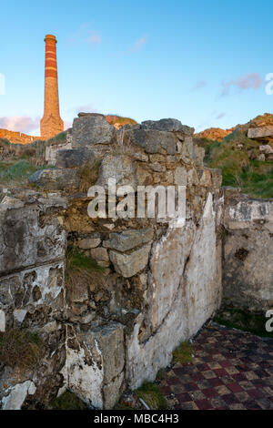 Einer stillgelegten und verlassenen tine Mine mit Schornsteinen und die Häuser an der Levante und in der Nähe von botallack geevor an der Küste von Cornwall. Schutt und alten Tin Mining. Stockfoto