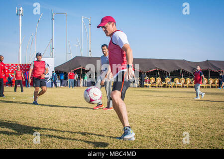 Us Air Force Brig. Gen. Jason R. Armagost, Kommandant der 379 Air Expeditionary Wing, spielt Fußball mit Qatar Air Force des Emirs und USAF Führung während Qatar National Sport Tag im Al Udeid Air Base, Katar, 13.02.2018. Wettbewerber an mehreren Veranstaltungen während des ganzen Tages wie Volleyball, Fußball, Basketball und Schiene. Der Urlaub begann 2011 nach Emir Scheich Tamim Bin Hamad Al Thani die Ferien zu einem gesunden und aktiven Lebensstil zu fördern. (U.S. Air National Guard Stockfoto