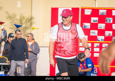 Us Air Force Brig. Gen. Jason R. Armagost, Kommandant der 379 Air Expeditionary Wing, spielt Fußball mit Qatar Air Force des Emirs und USAF Führung während Qatar National Sport Tag im Al Udeid Air Base, Katar, 13.02.2018. Wettbewerber an mehreren Veranstaltungen während des ganzen Tages wie Volleyball, Fußball, Basketball und Schiene. Der Urlaub begann 2011 nach Emir Scheich Tamim Bin Hamad Al Thani die Ferien zu einem gesunden und aktiven Lebensstil zu fördern. (U.S. Air National Guard Stockfoto