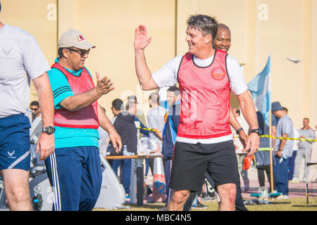 Us Air Force Brig. Gen. Jason R. Armagost (rechts), der Kommandant der 379 Air Expeditionary Wing, gratuliert einem Mannschaftskameraden und Mitglied der des Emirs von Qatar Air Force beim Fußballspielen während Qatar National Sport Tag im Al Udeid Air Base, Katar, 13.02.2018. Wettbewerber an mehreren Veranstaltungen während des ganzen Tages wie Volleyball, Fußball, Basketball und Schiene. Der Urlaub begann 2011 nach Emir Scheich Tamim Bin Hamad Al Thani die Ferien zu einem gesunden und aktiven Lebensstil zu fördern. (U.S. Air National Guard Stockfoto