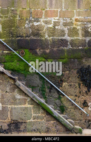 Ein Set oder Flug von Stufen oder Treppen aus Stein auf der Hafenmauer in St Ives in Cornwall. Rutschige Schritte in Algen bei Ebbe mit dem Rail abgedeckt. Stockfoto