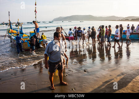 Puerto Lopez, Ecuador, 30. Juni 2015: Die Fischer am Strand in Puerto Lopez, Fisch in den frühen Morgenstunden unter Stockfoto