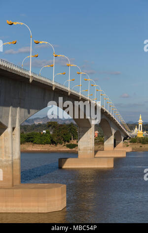 Dritte Thai-Laotian Freundschaft Brücke über den Mekong nach Laos, Nakhon Phanom, Isan, Thailand Stockfoto