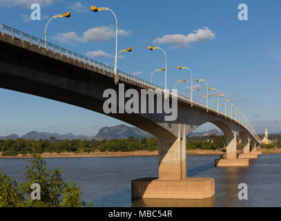 Dritte Thai-Laotian Freundschaft Brücke über den Mekong nach Laos, Nakhon Phanom, Isan, Thailand Stockfoto