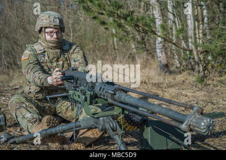 Pfc. Brandon V. Purcell zu Echo 1 Bataillon zugeordnet, 3 Aviation Regiment (Attack Reconnaissance), 12 Combat Aviation Brigade, führen ein Feld Training am Amberg lokale Schulungen, Freihoels Forst, Deutschland, 14.02.2018. Das Gerät hat eine Bewertung Feld Training übung für die Soldaten, die von Echo unterstützt Unternehmen zugewiesen sind, Task Force Viper von katterbach Army Airfield. Die Soldaten führen Aviation vorwärts Bewaffnung tanken Punkte, Pflege, Fütterung, Konvoi, und der Verteidigung. (U.S. Armee Stockfoto