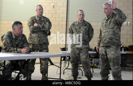 Generalmajor Janson D. Boyles, der Adjutant General von Mississippi (links), erhält eine auf Übung Patriot Südlich von Oberstleutnant Bradley Howe (rechts) im Joint Operations Center im Camp Shelby Joint Forces Training Center Feb 14, 2018 aktualisiert. Übung Patriot South ist ein drei-Feld Tag der Übung, die die Tests der National Guard Fähigkeit Reaktion bei Naturkatastrophen zu unterstützen. (U.S. Army National Guard Stockfoto