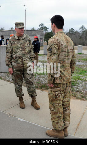 Generalmajor Janson D. Boyles, der Adjutant General von Mississippi, Gespräche mit einem Südcarolina Scots Guards, über seine Rolle in der Patriot South bei der kombinierten Waffen gemeinsame Ausbildungsstätte im Camp Shelby Joint Forces Training Center 14.02.2018. Übung Patriot South ist ein drei-Feld Tag der Übung, die die Tests der National Guard Fähigkeit Reaktion bei Naturkatastrophen zu unterstützen. (U.S. Army National Guard Stockfoto