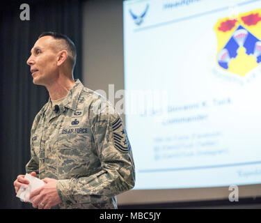 Us Air Force Chief Master Sgt. Todd Petzel, 18 Air Force command Chief, spricht auf einen Anruf während einer Tour von Travis Air Force Base, Calif., Feb 14, 2018. Petzel ist auf ein Drei Tages Tour von Travis besuchen mehrere Einheiten und Begegnung mit den Flieger. (U.S. Air Force Stockfoto