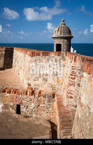 Sentry Box (garita) auf El Morro Fort mit Blick auf das Karibische Meer im alten San Juan Puerto Rico Stockfoto