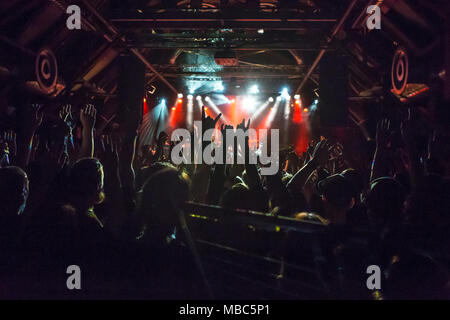 Die US-amerikanische Hard Rock Band Ugly Kid Joe live in der schüür Luzern, Schweiz, Gesang, Whitfield Crane Gitarre Stockfoto