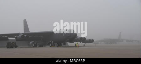 Zwei Boeing B-52 H Stratofortress Flugzeuge in der Wartung, Reparatur und Überholung an der Oklahoma City Air Logistics Komplexe, sind im Nebel am Morgen des 14.02.2018, Tinker Air Force Base, Oklahoma gezeigt. OC-ALC ist eine untergeordnete Einheit der Luftwaffe Sustainment Center und ist der Komplex verantwortlich für Bomber, Tanker und Jet Engine Maintenance. (U.S. Air Force Foto/Greg L. Davis) Stockfoto