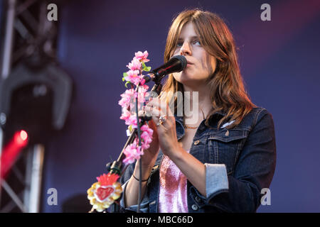 Die britische weibliche pop band Paradisia mit Sophie-Rose Gesang, Anna der Harve und Kristy Gesang und Keyboard, live am Stockfoto