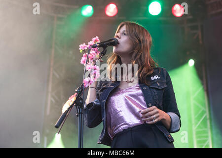 Die britische weibliche pop band Paradisia mit Sophie-Rose Gesang, Anna der Harve und Kristy Gesang und Keyboard, live am Stockfoto