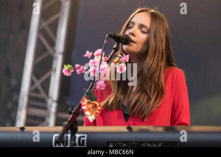 Die britische weibliche pop band Paradisia mit Sophie-Rose Gesang, Anna der Harve und Kristy Gesang und Keyboard, live am Stockfoto