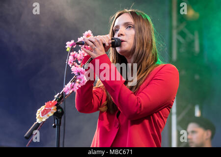 Die britische weibliche pop band Paradisia mit Sophie-Rose Gesang, Anna der Harve und Kristy Gesang und Keyboard, live am Stockfoto