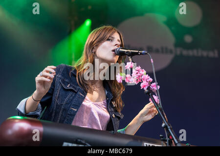 Die britische weibliche pop band Paradisia mit Sophie-Rose Gesang, Anna der Harve und Kristy Gesang und Keyboard, live am Stockfoto