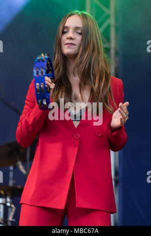 Die britische weibliche pop band Paradisia mit Sophie-Rose Gesang, Anna der Harve und Kristy Gesang und Keyboard, live am Stockfoto