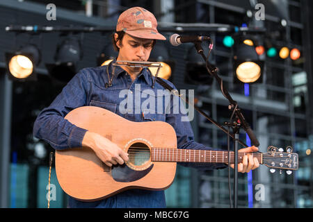 Der Schweizer Sänger und Songwriter Simon Borer alias Long Tall Jefferson live bei der 25 Blue Balls Festival in Luzern Stockfoto