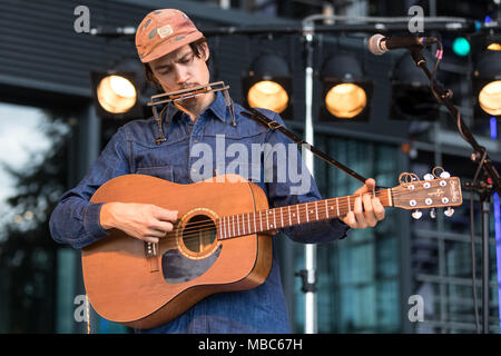 Der Schweizer Sänger und Songwriter Simon Borer alias Long Tall Jefferson live bei der 25 Blue Balls Festival in Luzern Stockfoto