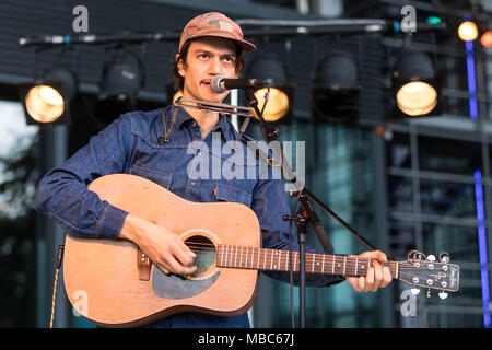 Der Schweizer Sänger und Songwriter Simon Borer alias Long Tall Jefferson live bei der 25 Blue Balls Festival in Luzern Stockfoto