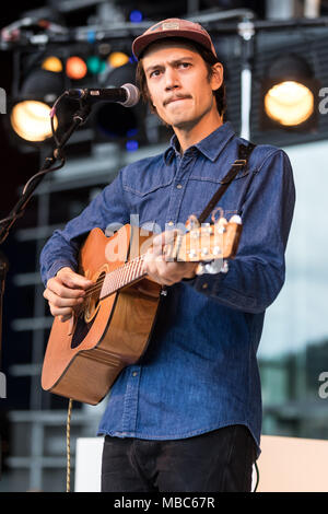 Der Schweizer Sänger und Songwriter Simon Borer alias Long Tall Jefferson live bei der 25 Blue Balls Festival in Luzern Stockfoto