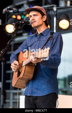 Der Schweizer Sänger und Songwriter Simon Borer alias Long Tall Jefferson live bei der 25 Blue Balls Festival in Luzern Stockfoto