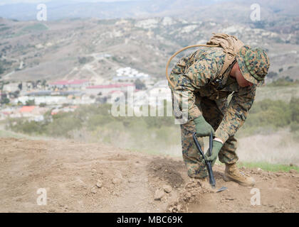 Us Marine Corps Pvt. Cole Henderson, 19, aus Ventura, Kalifornien, ein Schüler in der Schule der Ausbildung Infantry-West, Infanterie Bataillon, füllt eine Maschine geschützstellung als Teil seiner Ausbildung auf die Marine Corps Base Camp Pendleton, Calif., Feb 14, 2018. Infanterie Bataillon Ausbildung entwickelt und zertifiziert Marines als riflemen, Maschinengewehrschützen, mortarmen, Infanterie assault Marines, und Panzerabwehr missilemen Um grundsätzlich qualifizierte Infanteristen für Service in der operativen Kräfte zur Verfügung zu stellen. (U.S. Marine Corps Stockfoto