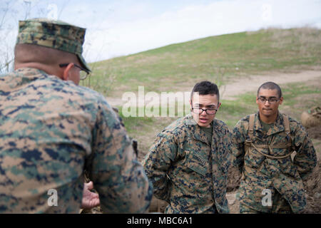 Us Marine SSgt. Trent Hess, eine Bekämpfung der Ausbilder an der Schule der Ausbildung Infantry-West, Infanterie Bataillon, beauftragt Pfc. Issiah Schwarztöne und Pvt. Anthony Gonzalez auf die Anforderungen und die Abmessungen der Maschine Geschützstellung auf die Marine Corps Base Camp Pendleton, Calif., Feb 14, 2018. Infanterie Bataillon Ausbildung entwickelt und zertifiziert Marines als riflemen, Maschinengewehrschützen, mortarmen, Infanterie assault Marines, und Panzerabwehr missilemen Um grundsätzlich qualifizierte Infanteristen für Service in der operativen Kräfte zur Verfügung zu stellen. (U.S. Marine Corps Stockfoto